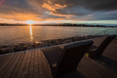 Finlandiya Körfezi üzerinde Sunset 'te gözlem güvertesi. İskandinav doğası