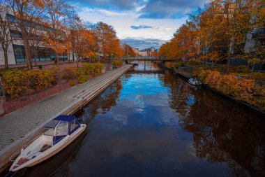 Helsinki, Uusimaa, Finlandiya 13 Ekim 2020 Sonbahar akşamı su kanalı ve tekne manzarası