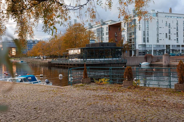 Helsinki, Uusimaa, Фінляндія 13 жовтня 2020 Вид на водний канал і човни Осінній вечір — стокове фото