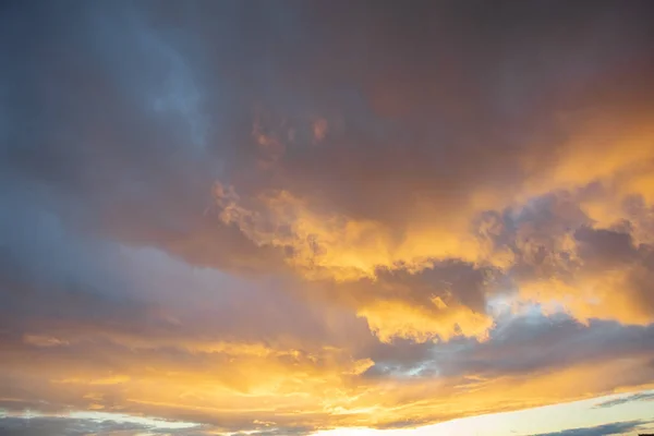 Naturalne tło nieba. Zachód słońca. Złote chmury — Zdjęcie stockowe