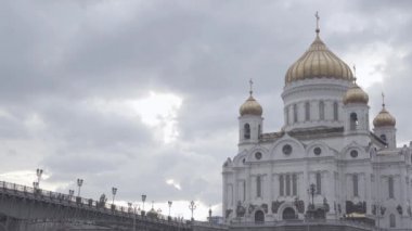 Rebuilted İsa Katedrali Moskova'da kurtarıcı ve Patriarchal Köprüsü