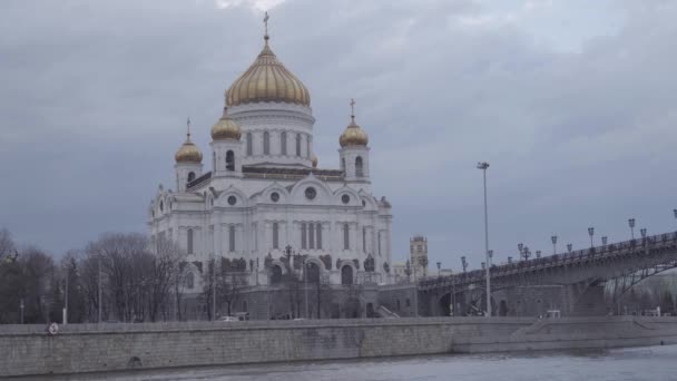 The rebuilted Cathedral of Christ the Saviour and Patriarchal bridge in Moscow — Stock Video