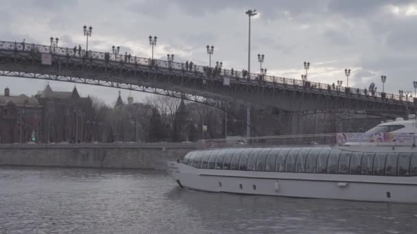 Schip Radisson onder de patriarchale bridge, Tsvetkov Mansion en Pertsov huis — Stockvideo