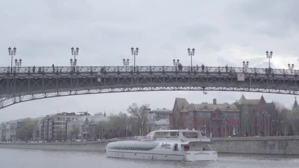Schip Radisson onder de patriarchale bridge, Tsvetkov Mansion en Pertsov huis — Stockvideo