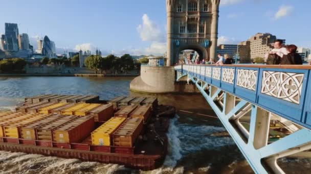 Kargo mavna Tower Bridge, Thames Nehri altında geçer — Stok video