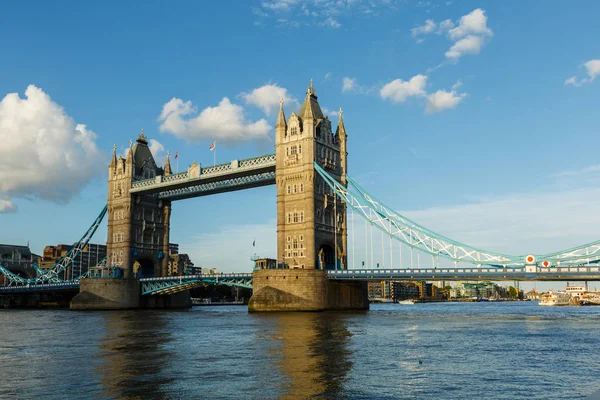 Att upprätta skott London ikoniska Landmark Tower Bridge. transporter på inre vattenvägar — Stockfoto