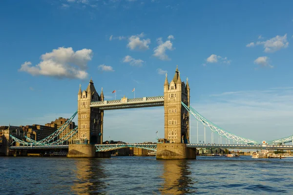 Att upprätta skott London ikoniska Landmark Tower Bridge. transporter på inre vattenvägar — Stockfoto