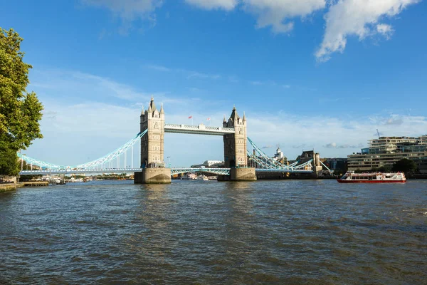 Letní založení zastřelil Londýn kultovní Landmark Tower Bridge. říční doprava — Stock fotografie