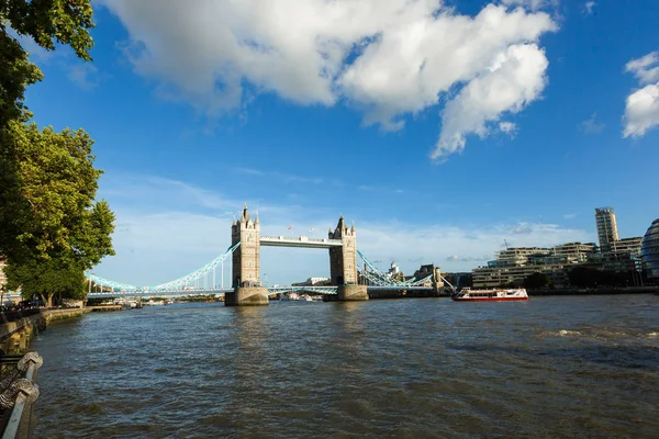 Daylight Establishing Shot London Iconic Landmark Tower Bridge. trasporto fluviale — Foto Stock