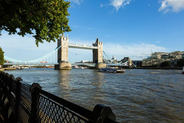 Letní založení zastřelil Londýn kultovní Landmark Tower Bridge. říční doprava — Stock fotografie