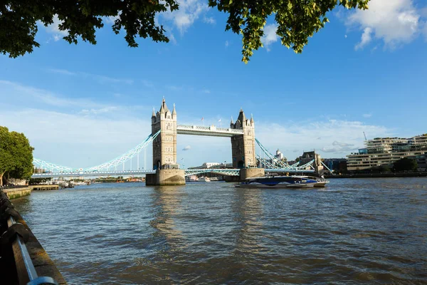 Daylight Establishing Shot London Iconic Landmark Tower Bridge (en inglés). transporte fluvial —  Fotos de Stock