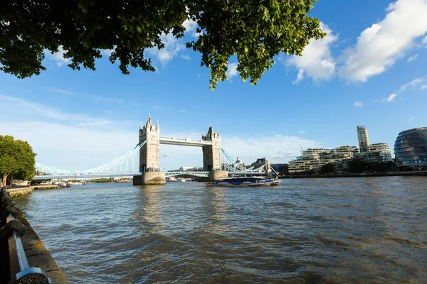 Letní založení zastřelil Londýn kultovní Landmark Tower Bridge. říční doprava — Stock fotografie