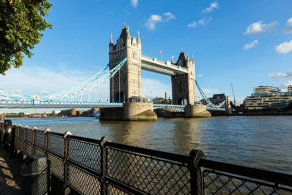 Dagsljus att upprätta skott London ikoniska Landmark Tower Bridge. transporter på inre vattenvägar — Stockfoto