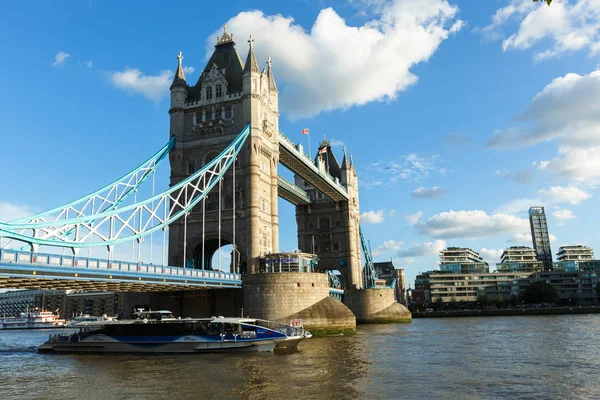 Dagsljus att upprätta skott London ikoniska Landmark Tower Bridge. transporter på inre vattenvägar — Stockfoto