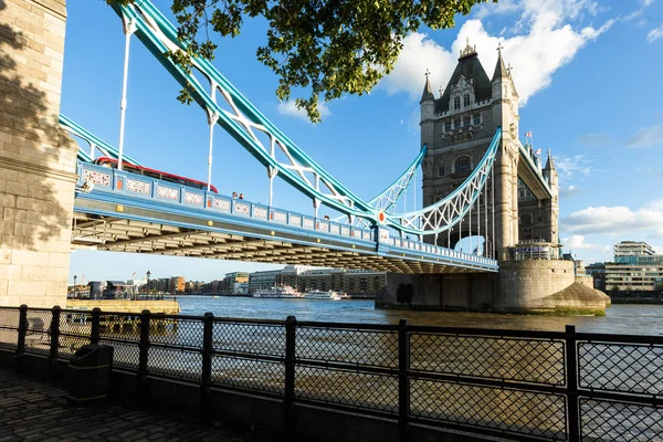 Daylight Establishing Shot London Iconic Landmark Tower Bridge. trasporto fluviale — Foto Stock