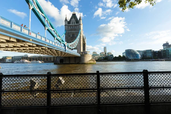 Dagsljus att upprätta skott London ikoniska Landmark Tower Bridge. transporter på inre vattenvägar — Stockfoto