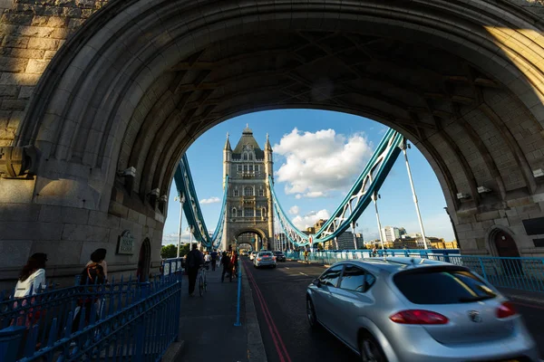 Lidé obdivují, chůze na Tower Bridge. Londýn, večer — Stock fotografie