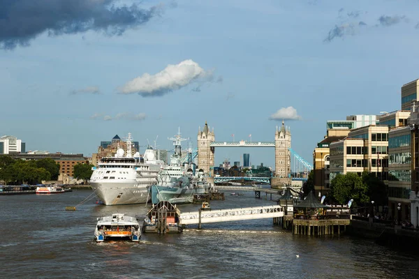 Pohled z mostu Tower Bridge, Hms Belfast, motorové lodě, London Bridge City Pier — Stock fotografie