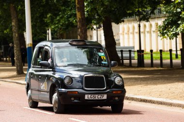 Londra sokaklarında efsanevi Londra taksi