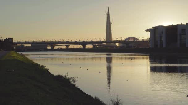 Gratte-ciel Lakhta Center, pont de la route de diamètre ouest-vitesse, canal Grebnoy — Video