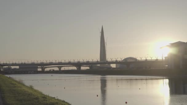 Arranha-céus Lakhta Center, ponte de estrada de diâmetro de velocidade oeste, canal de Grebnoy — Vídeo de Stock