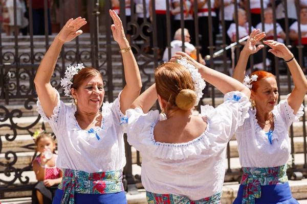 Nők tánc flamenko közelében Malaga-székesegyház a város ünnep a Szent Szűz Mária — Stock Fotó