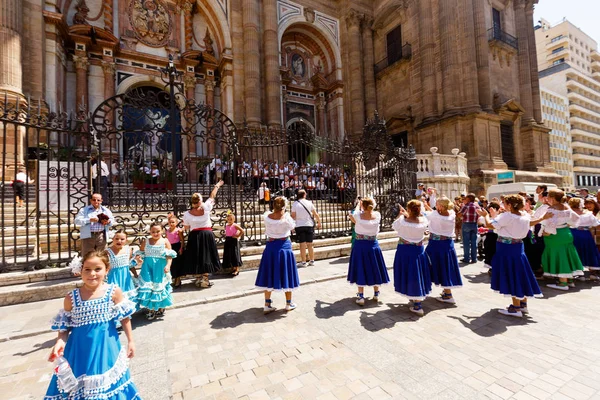 Женщины танцуют фламенко возле кафедрального собора Малаги на городской праздник Пресвятой Девы Марии — стоковое фото