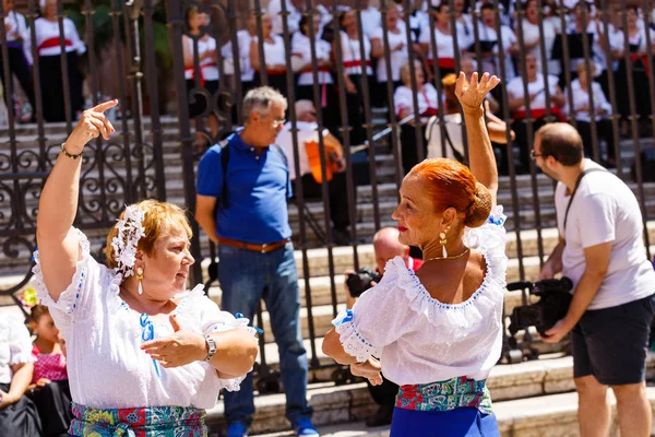 女性ダンス ans を歌う flamenko マラガ大聖堂の近くの神聖な聖母マリアの休日 — ストック写真