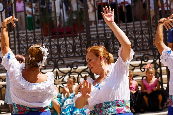 女子舞蹈 flamenko 在马拉加大教堂附近唱歌圣母玛利亚城市假日 — 图库照片