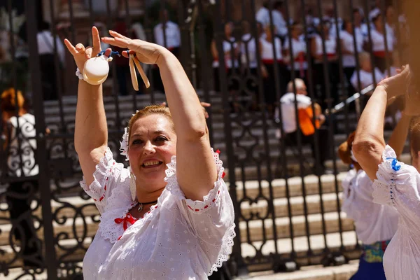 女性ダンス ans を歌う flamenko マラガ大聖堂の近くの神聖な聖母マリアの休日 — ストック写真