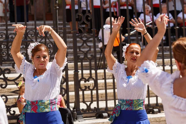 女性ダンス ans を歌う flamenko マラガ大聖堂の近くの神聖な聖母マリアの休日 — ストック写真