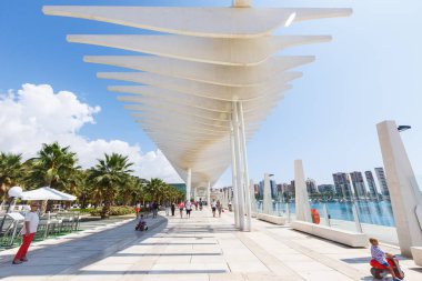 geçit Muelle Uno, çalışan dalga, palmiye park, insanlar yürüyüş, tente Malaga