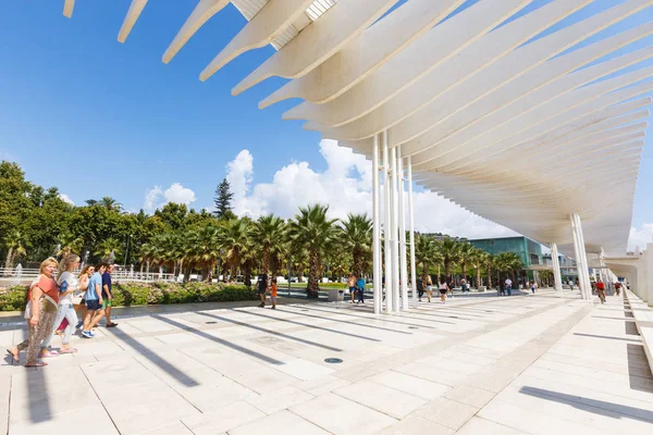 Pasarela Muelle Uno, sombrilla corriendo ola, parque de palmeras, caminata de personas, Málaga —  Fotos de Stock