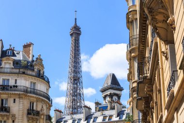 Paris çatılarının Eyfel Kulesi fonunda