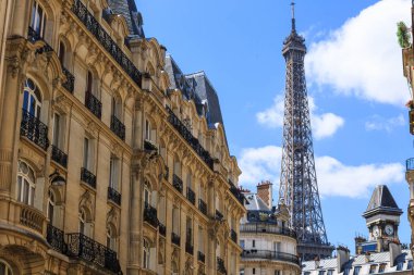 Paris çatılarının Eyfel Kulesi fonunda
