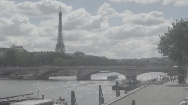 Vista de la torre Eifel, Iglesia Americana en París, Puente de los Inválidos, barco de recreo — Vídeo de stock