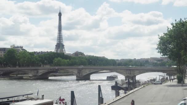 Uitzicht op de Eiffeltoren, Amerikaanse kerk in Parijs, Invalides Bridge, pleziervaartuigen — Stockvideo