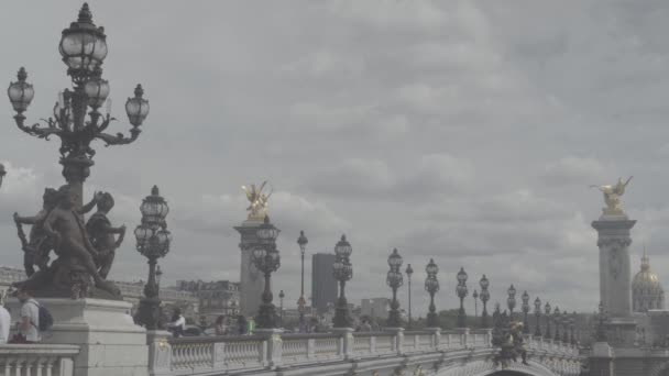 Vista da Ponte Alexandre III, céu nublado, muita gente. Paris — Vídeo de Stock