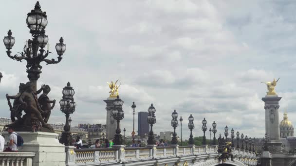 Vista del puente Alejandro III, cielo nublado, mucha gente. París. — Vídeo de stock