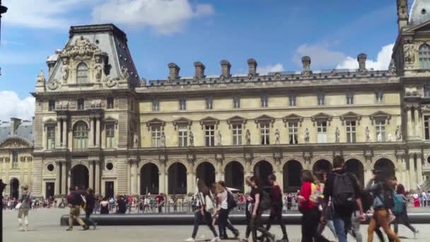 Museo del Louvre, folle di persone, fontana. I turisti camminano sulla piazza. Parigi. — Video Stock