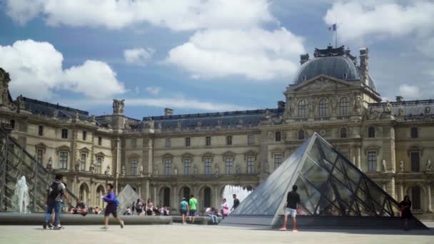 ルーブル美術館、ピラミッド、噴水。観光客は、広場を歩きます。パリ、フランス — ストック動画