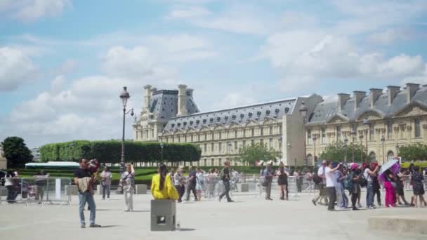 Louvre muzeum, pyramidy, fontány. Turisté pěšky na náměstí. Paříž, Francie — Stock video