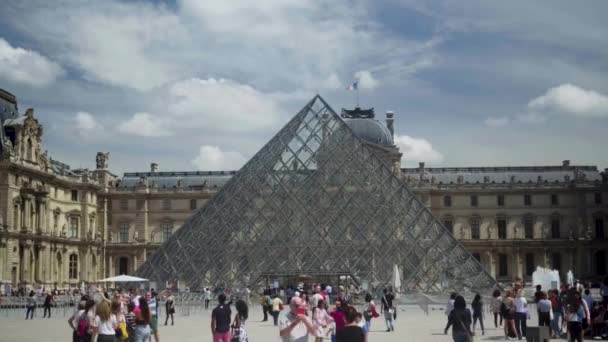 Lamellenmuseum, Pyramiden, Brunnen. Touristen gehen über den Platz. Paris, Frankreich — Stockvideo