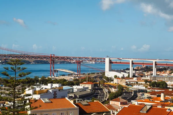 25 de Abril Ponte que liga Lisboa ao município de Almada, rio Tejo — Fotografia de Stock