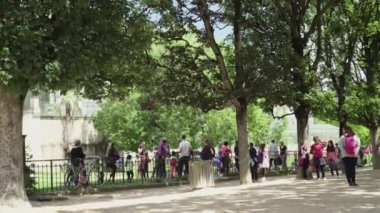 Yetişkinler ve çocuklar Paris'te sera yakınındaki botanik bahçesinde