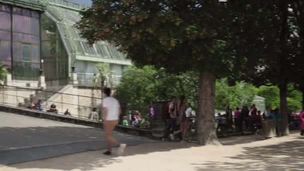 Adultes et enfants dans le jardin botanique près de la serre à Paris — Video