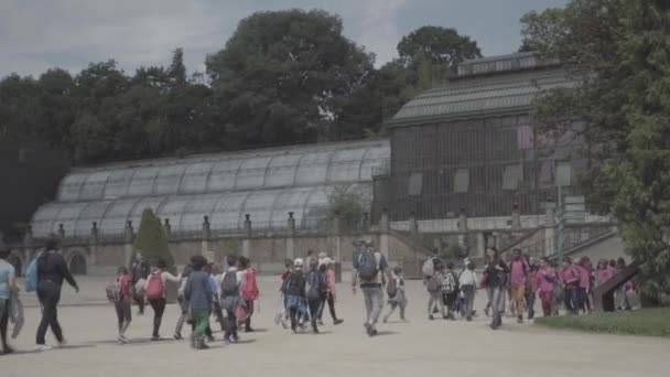 Adultes et enfants dans le jardin botanique près de la serre à Paris — Video