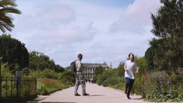 Botaniska trädgården i Paris. Utsidan av den fantastiska Evolution Galery — Stockvideo