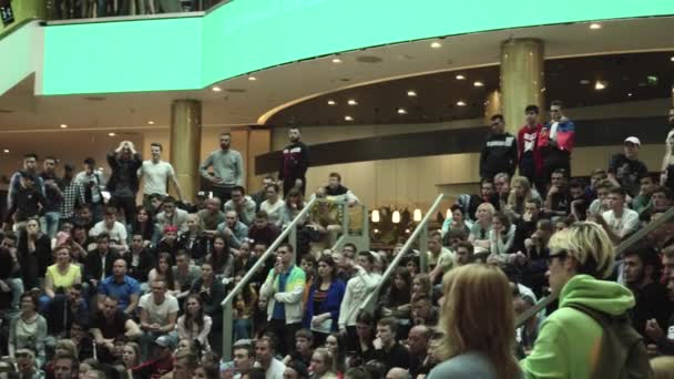 Fãs assistem a transmissão ao vivo do jogo Rússia-Uruguai na Galeria do shopping — Vídeo de Stock