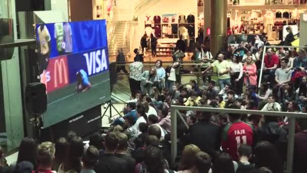 Fãs assistem a transmissão ao vivo do jogo Rússia-Uruguai na Galeria do shopping — Vídeo de Stock